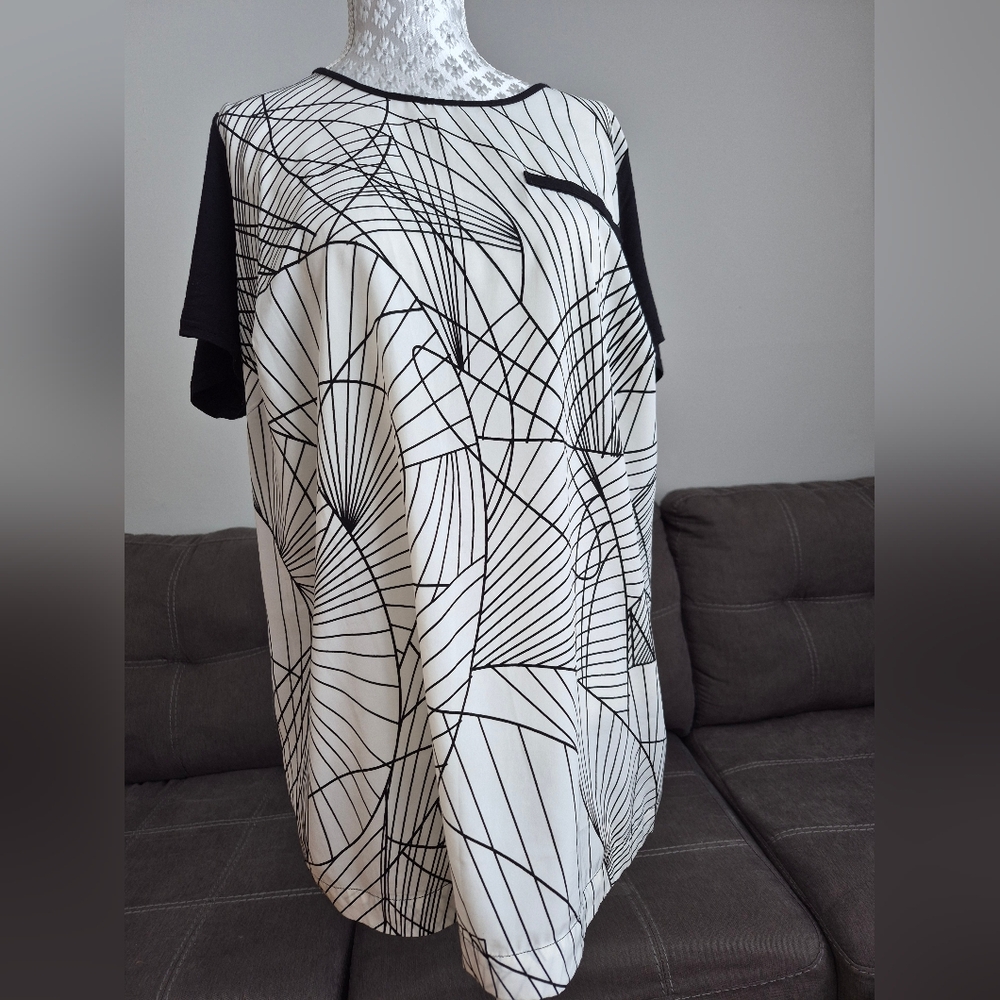 Black & White Geometric Print Tunic Top